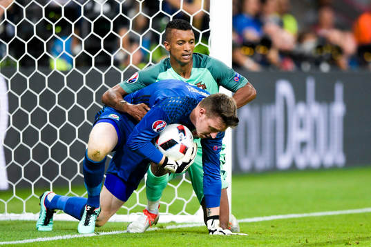 Portugals Nani och Wales målvakt Wayne Hennessey