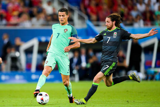 Portugals Cristiano Ronaldo och Wales Joe Allen