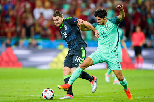 Wales Sam Vokes och Portugals Andre Gomes