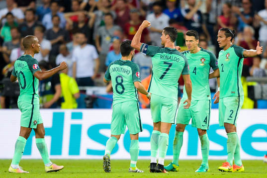 Portugals Cristiano Ronaldo jublar med lagkamraterna