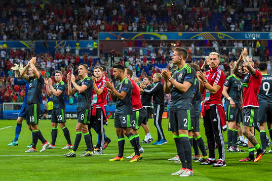 Wales spelare tackar publiken