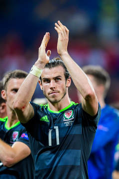 Wales Gareth Bale tackar publiken