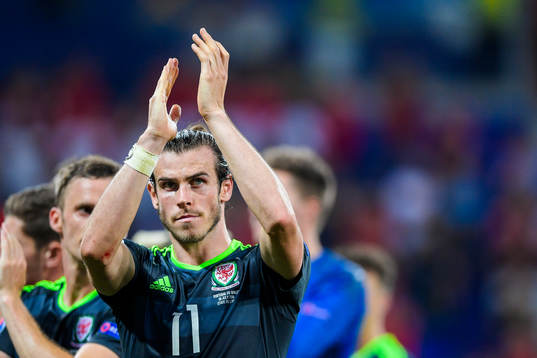 Wales Gareth Bale tackar publiken