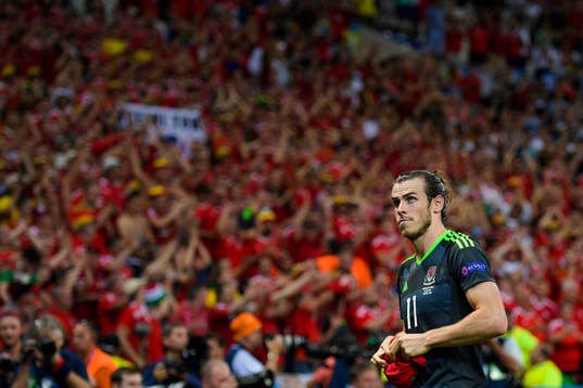 Wales Gareth Bale tackar publiken
