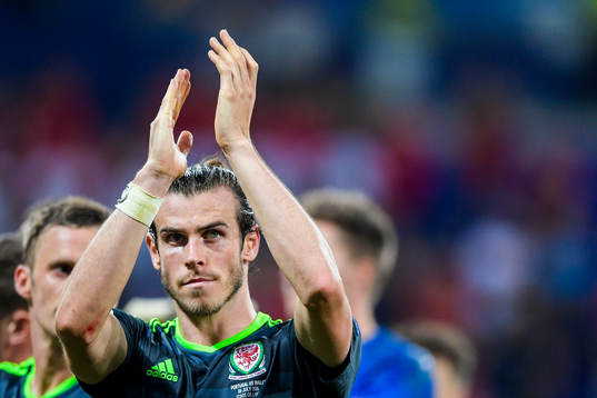 Wales Gareth Bale tackar publiken