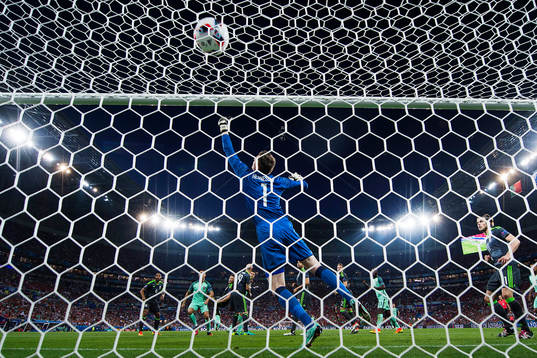 Wales målvakt Wayne Hennessey släpper in 1-0 av Portugals