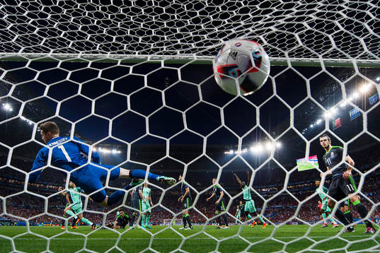 Wales Gareth Bale och målvakt Wayne Hennessey ser 1-0 av
