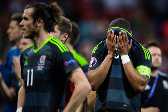 Wales Gareth Bale och Ashley Williams deppar