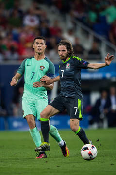 Portugals Cristiano Ronaldo och Wales Joe Allen