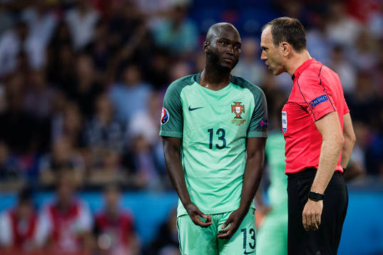 Portugals Danilo reagerar mot domare Jonas Eriksson