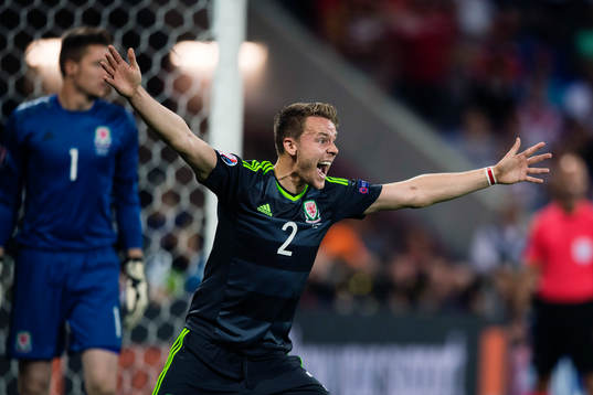 Wales målvakt Wayne Hennessey reagerar
