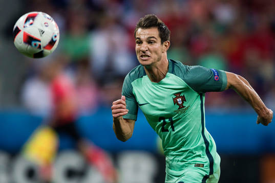 Portugals Cedric tunder fotbollsmatchen mellan Portugal och