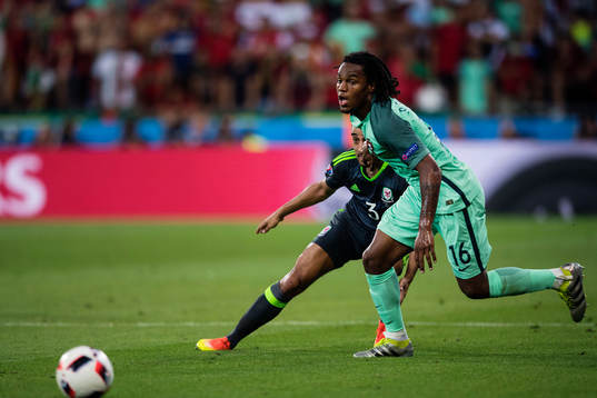 Wales Neil Taylor och Portugals Renato Sanches