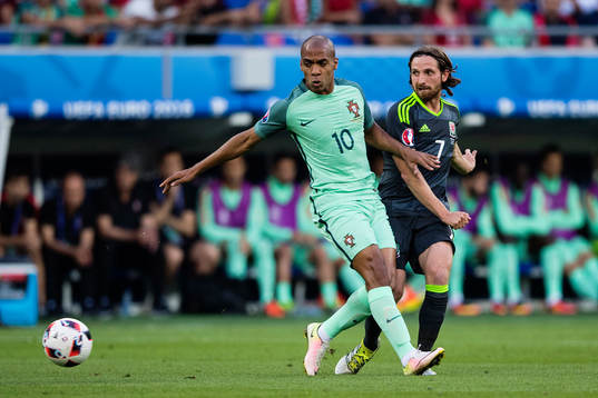 Portugals Joao Mario och Wales Joe Allen