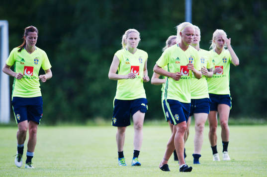 Lotta Schelin (t v), Lisa Dahlqvist, Caroline Seger, Nilla
