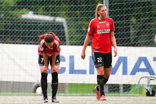 LB07s Malin Gunnarsson och Saga Ollerstam deppar
