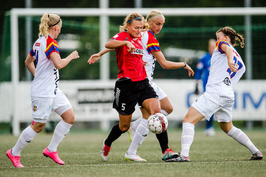 LB07s Olivia Welin i duell om bollen med Hovås Billdals