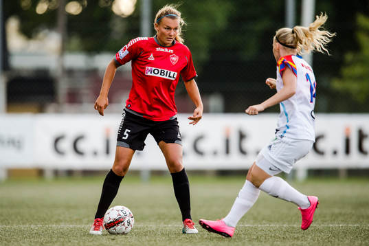 LB07s Olivia Welin och Hovås Billdals Matilda Östergaard