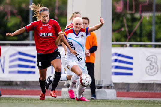 LB07s Josefine Rydle och Hovås Billdals Alexandra Silow i