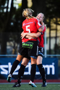 LB07s Michaela Johnsson och Olivia Welin jublar