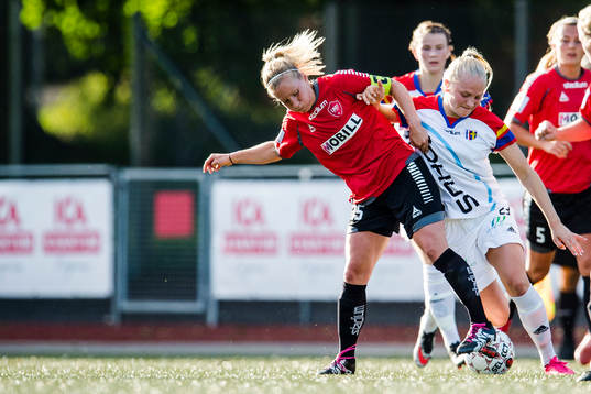 LB07s Mia Persson och Hovås Billdals Klara Andrup i duell