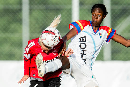 LB07s Sofia Wännerdahl försker nicka undan en boll