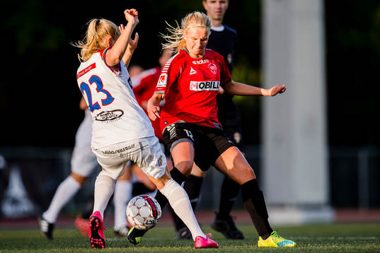 Hovås Billdals Klara Andrup (ryggen åt kameran) och LB07s
