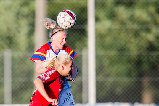 Hovås Billdals Matilda Östergaard nickar
