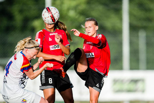 LB07s Sofia Wännerdahl skjuter undan bollen framför