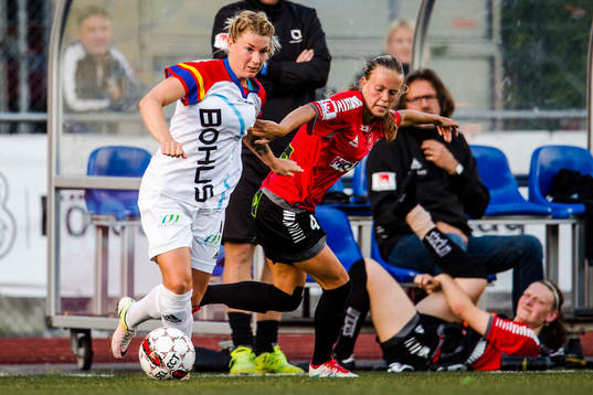 Hovås Billdals och LB07s Elin Björklund i duell om bollen