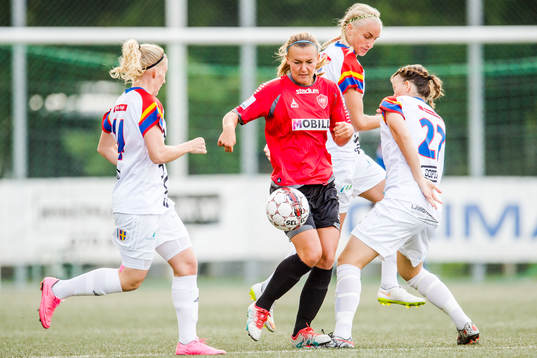 LB07s Olivia Welin försöker ta sig förbi Hovås Billdals