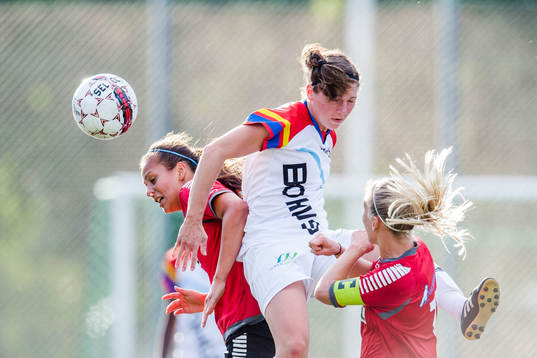 LB07s Josefine Rydle (v) och Mia Persson (h) i luftduell