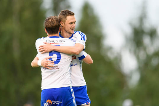 s Carl-Johan Norrbin och Tomas Eriksson kramar om varandra