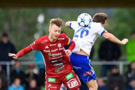 s William Olausson i nickduell med Luleå:s Vladimir Lazarev