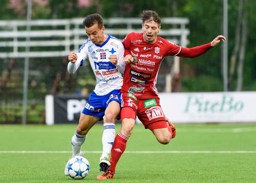 s Patrik Pettersson trycker till Piteå:s James Burgin