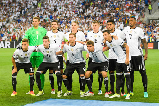 Tysklands spelare före  semifinalen mellan Tyskland och