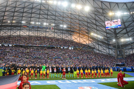 Tysklands och Frankrikes spelare före  semifinalen mellan