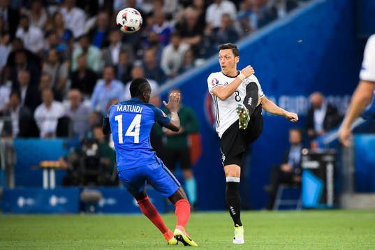 Frankrikes Blaise Matuidi och Tysklands Mesut Özil