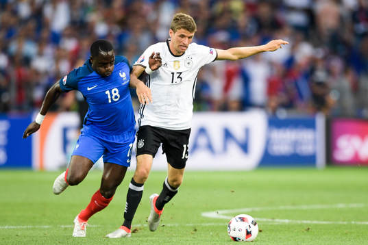 Frankrikes Moussa Sissoko och Tysklands Thomas Muller