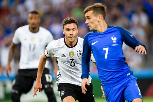 Tysklands Jonas Hector och Frankrikes Antoine Griezmann