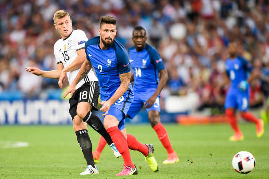 Tysklands Toni Kroos och Frankrikes Olivier Giroud
