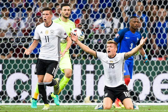 Tysklands Julian Draxler och Toni Kroos reagerar