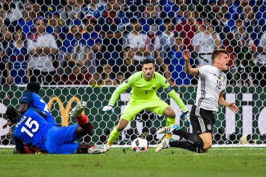 Tysklands Toni Kroos faller