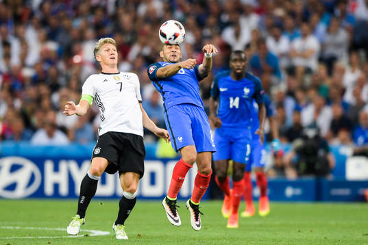 Tysklands Bastian Schweinsteiger och Frankrikes Dimitri
