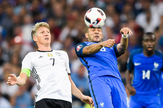 Tysklands Bastian Schweinsteiger och Frankrikes Dimitri