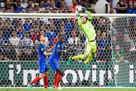 Frankrikes målvakt Hugo Lloris räddar skott