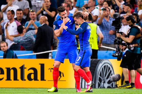 Frankrikes Olivier Giroud och Antoine Griezmann jublar