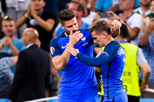 Frankrikes Olivier Giroud och Antoine Griezmann jublar