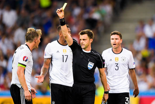 Tysklands Bastian Schweinsteiger får en varning