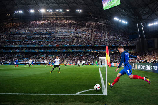 Frankrikes Antoine Griezmann lägger en hörna